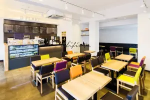 디저트 쇼케이스가 빛나는 모던 카페 D-FLACK